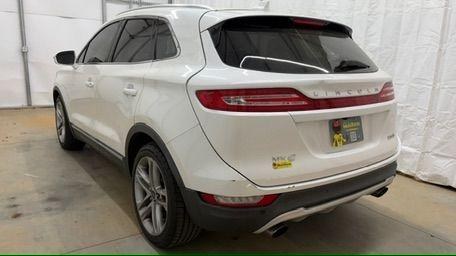 2015 White Lincoln MKC Base (5LMTJ2AH0FU) , located at 1806 Veterans Memorial Hwy SW, Austell, GA, 30168, (770) 944-9558, 33.817959, -84.606987 - Photo#3