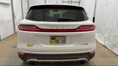 2015 White Lincoln MKC Base (5LMTJ2AH0FU) , located at 1806 Veterans Memorial Hwy SW, Austell, GA, 30168, (770) 944-9558, 33.817959, -84.606987 - Photo#4