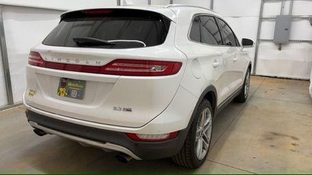 2015 White Lincoln MKC Base (5LMTJ2AH0FU) , located at 1806 Veterans Memorial Hwy SW, Austell, GA, 30168, (770) 944-9558, 33.817959, -84.606987 - Photo#5