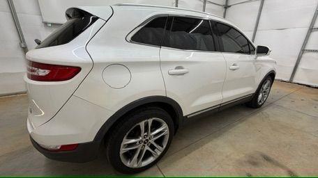 2015 White Lincoln MKC Base (5LMTJ2AH0FU) , located at 1806 Veterans Memorial Hwy SW, Austell, GA, 30168, (770) 944-9558, 33.817959, -84.606987 - Photo#6