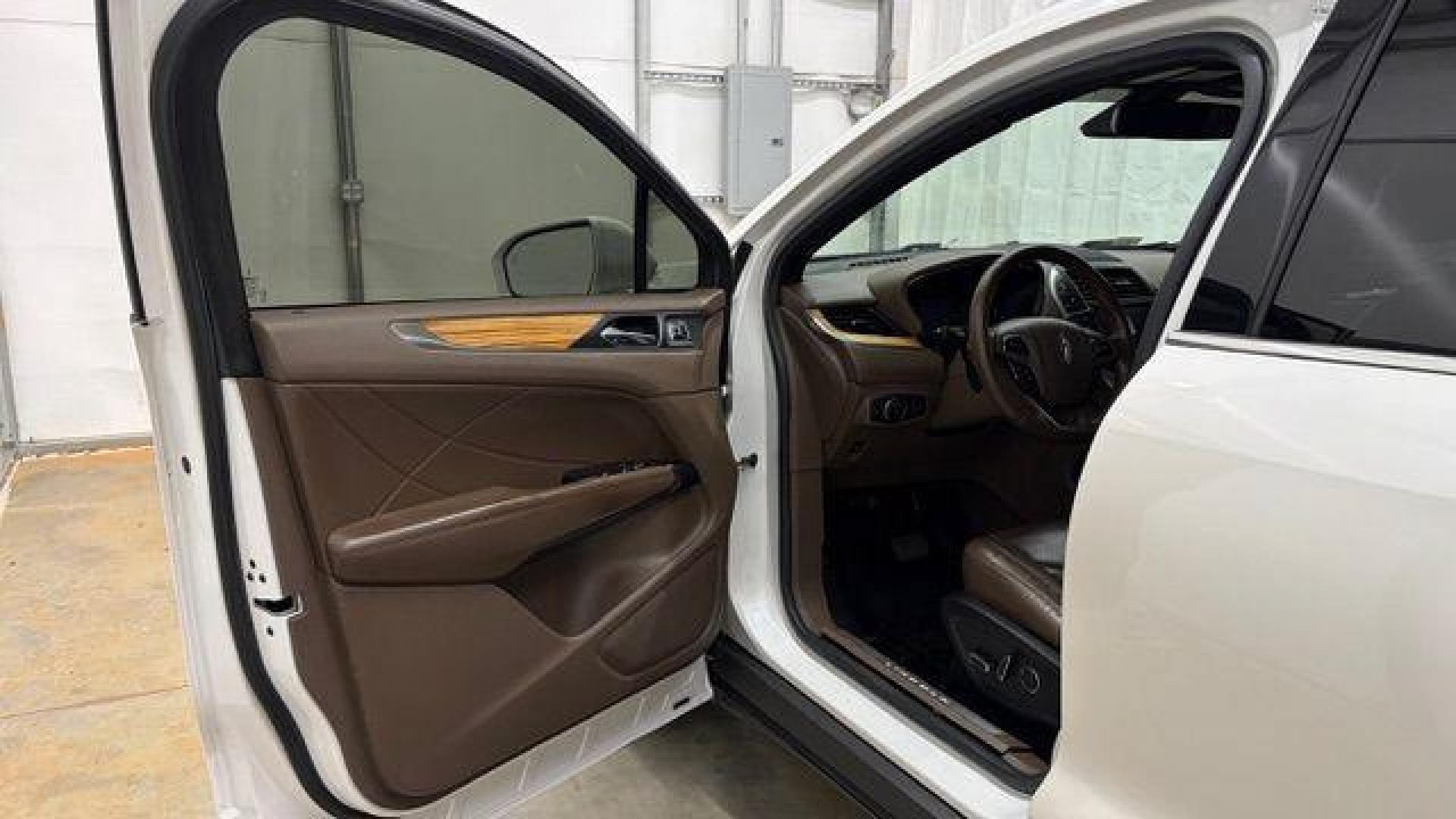 2015 White Lincoln MKC Base (5LMTJ2AH0FU) , located at 1806 Veterans Memorial Hwy SW, Austell, GA, 30168, (770) 944-9558, 33.817959, -84.606987 - Photo#10