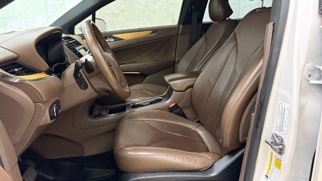 2015 White Lincoln MKC Base (5LMTJ2AH0FU) , located at 1806 Veterans Memorial Hwy SW, Austell, GA, 30168, (770) 944-9558, 33.817959, -84.606987 - Photo#11