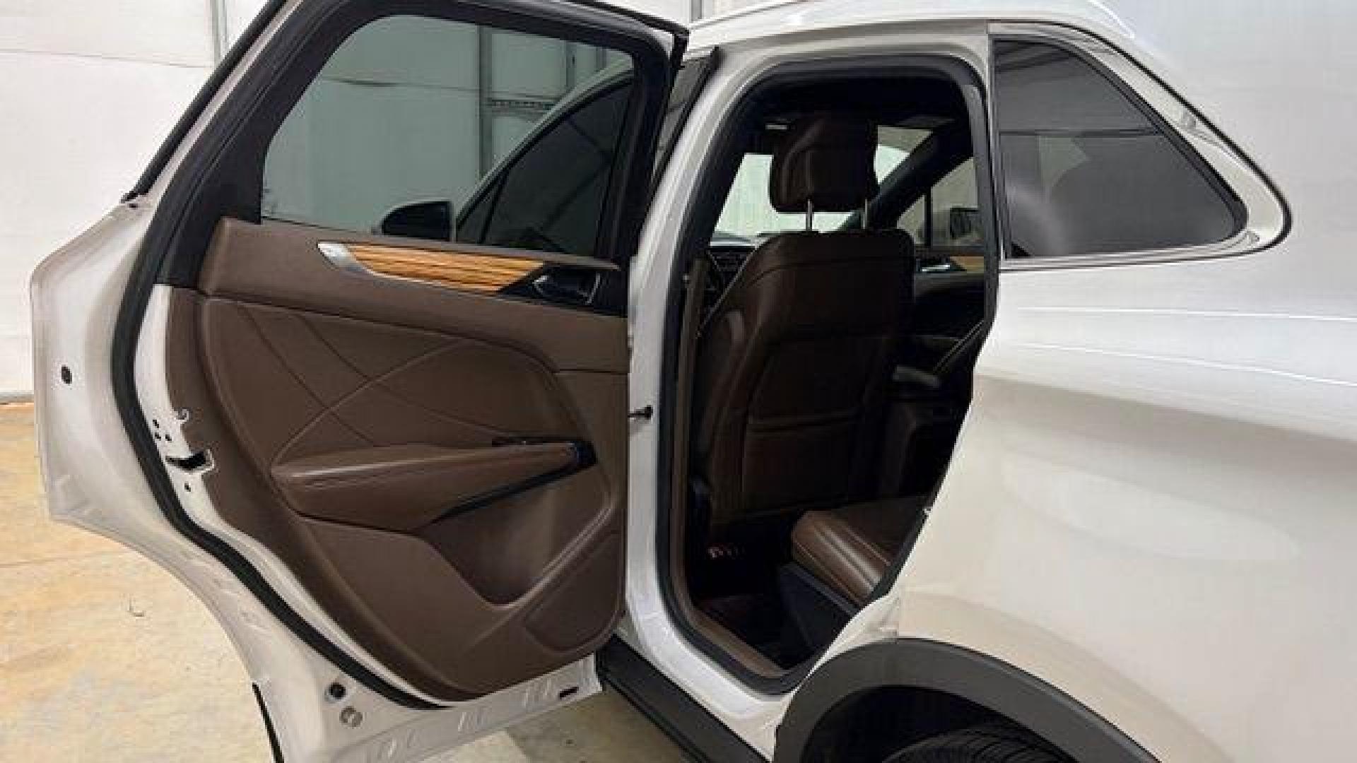 2015 White Lincoln MKC Base (5LMTJ2AH0FU) , located at 1806 Veterans Memorial Hwy SW, Austell, GA, 30168, (770) 944-9558, 33.817959, -84.606987 - Photo#13