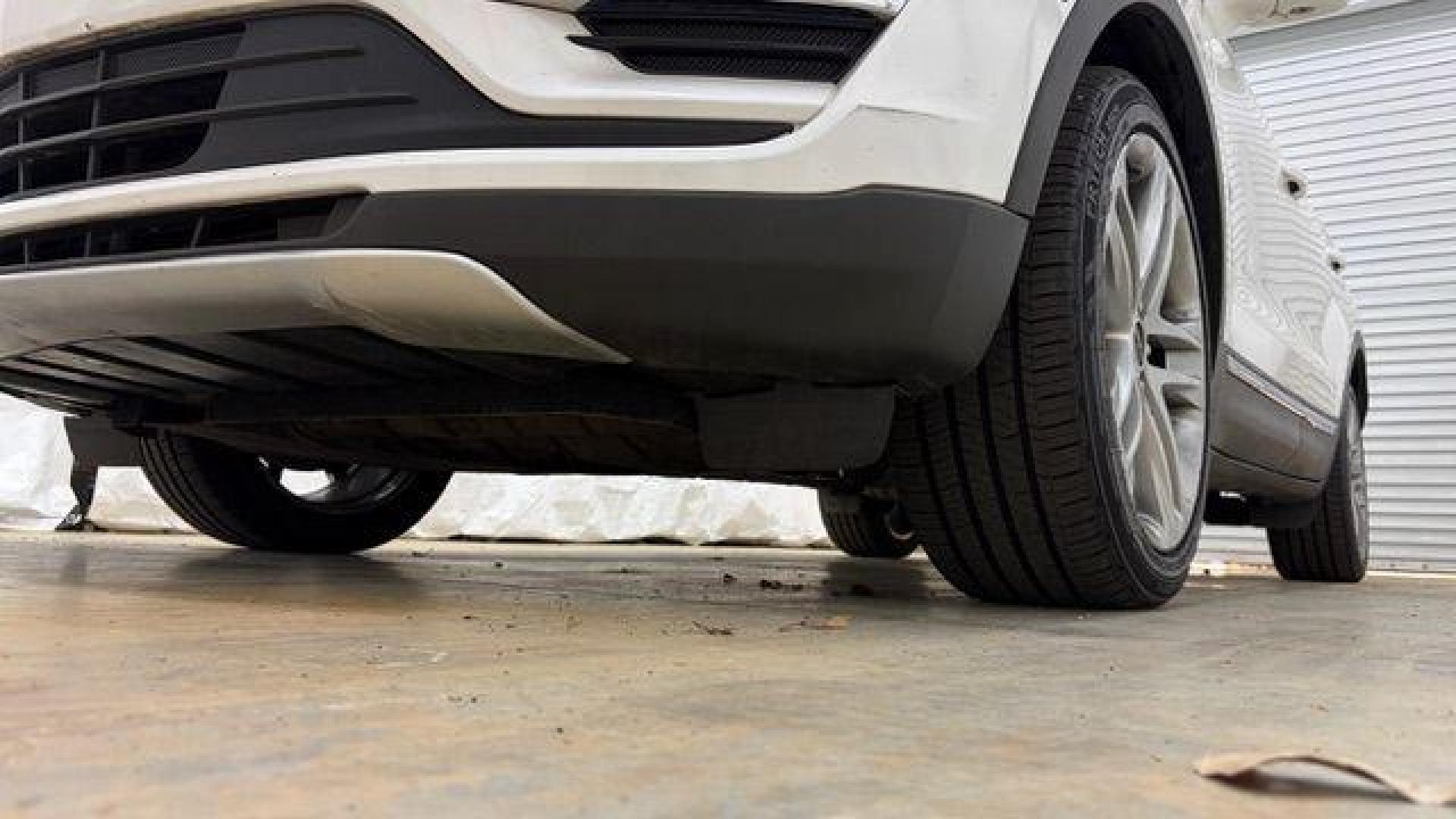 2015 White Lincoln MKC Base (5LMTJ2AH0FU) , located at 1806 Veterans Memorial Hwy SW, Austell, GA, 30168, (770) 944-9558, 33.817959, -84.606987 - Photo#20