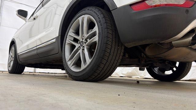 2015 White Lincoln MKC Base (5LMTJ2AH0FU) , located at 1806 Veterans Memorial Hwy SW, Austell, GA, 30168, (770) 944-9558, 33.817959, -84.606987 - Photo#21