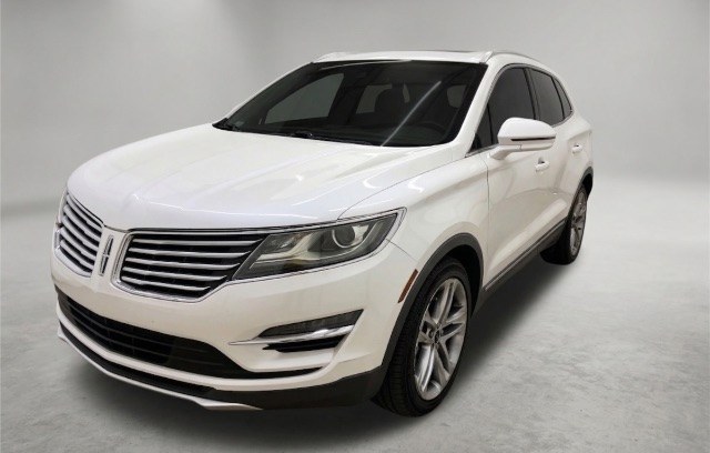 2015 White Lincoln MKC Base (5LMTJ2AH0FU) , located at 1806 Veterans Memorial Hwy SW, Austell, GA, 30168, (770) 944-9558, 33.817959, -84.606987 - Photo#0
