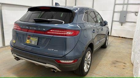 2018 Blue Lincoln MKC Select (5LMCJ2D95JU) , located at 1806 Veterans Memorial Hwy SW, Austell, GA, 30168, (770) 944-9558, 33.817959, -84.606987 - Photo#5