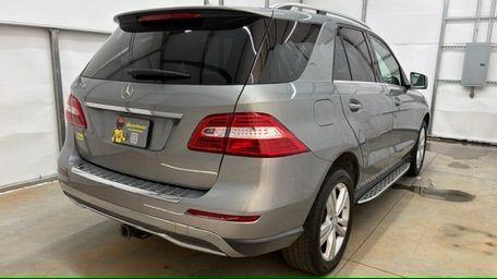 2015 Silver Mercedes-Benz ML 350 Class (4JGDA5JB3FA) , located at 1806 Veterans Memorial Hwy SW, Austell, GA, 30168, (770) 944-9558, 33.817959, -84.606987 - Photo#5