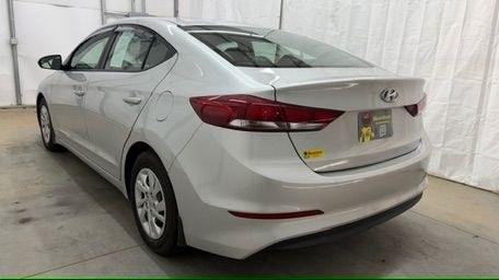 2018 Silver Hyundai Elantra SE (5NPD74LF4JH) with an Nu 2L I-4 DOHC engine, located at 1806 Veterans Memorial Hwy SW, Austell, GA, 30168, (770) 944-9558, 33.817959, -84.606987 - Why Choose Automania? At Automania, we make car buying easy and stress-free, with over 20 years serving Austell, GA and the surrounding communities. WE FINANCE GOOD AND NOT SO GOOD CREDIT, we work with all credit types, and every vehicle comes with a free vehicle history report so you know its backg- Photo#3