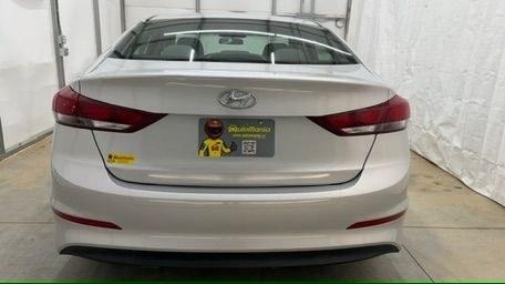 2018 Silver Hyundai Elantra SE (5NPD74LF4JH) with an Nu 2L I-4 DOHC engine, located at 1806 Veterans Memorial Hwy SW, Austell, GA, 30168, (770) 944-9558, 33.817959, -84.606987 - Why Choose Automania? At Automania, we make car buying easy and stress-free, with over 20 years serving Austell, GA and the surrounding communities. WE FINANCE GOOD AND NOT SO GOOD CREDIT, we work with all credit types, and every vehicle comes with a free vehicle history report so you know its backg- Photo#4