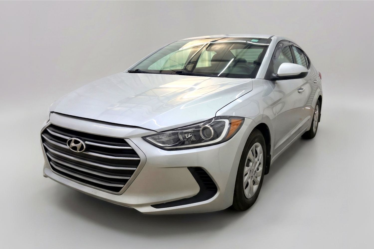 2018 Silver Hyundai Elantra SE (5NPD74LF4JH) with an Nu 2L I-4 DOHC engine, located at 1806 Veterans Memorial Hwy SW, Austell, GA, 30168, (770) 944-9558, 33.817959, -84.606987 - This Hyundai Elantra is in great condition for the car. The exterior paint job looks great, the tires look clean, and the interior looks great and smells good. A fuel-efficient, easy-to-drive compact sedan that's ready for daily use.- Photo#0