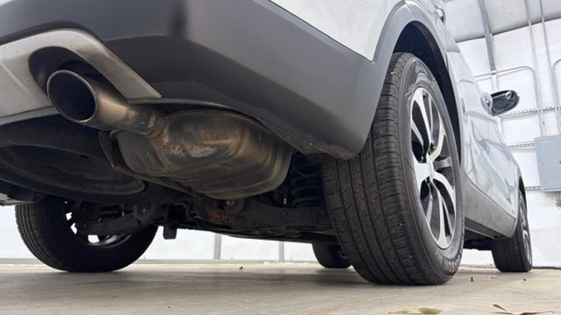 2017 Silver Kia Sorento 2.0T EX (5XYPHDA12HG) with an 2L I-4 gasoline direct injection engine, located at 1806 Veterans Memorial Hwy SW, Austell, GA, 30168, (770) 944-9558, 33.817959, -84.606987- Photo#22