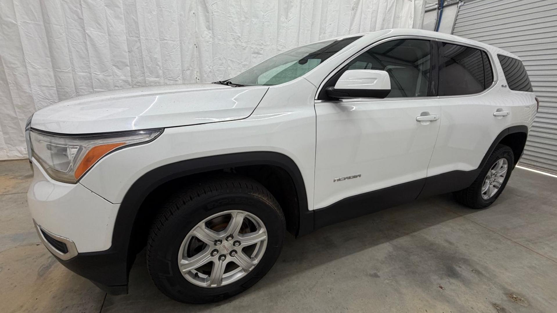 2017 White GMC Acadia SLE-1 (1GKKNKLA1HZ) with an 2.5L I-4 gasoline direct injection engine, located at 1806 Veterans Memorial Hwy SW, Austell, GA, 30168, (770) 944-9558, 33.817959, -84.606987- Photo#1