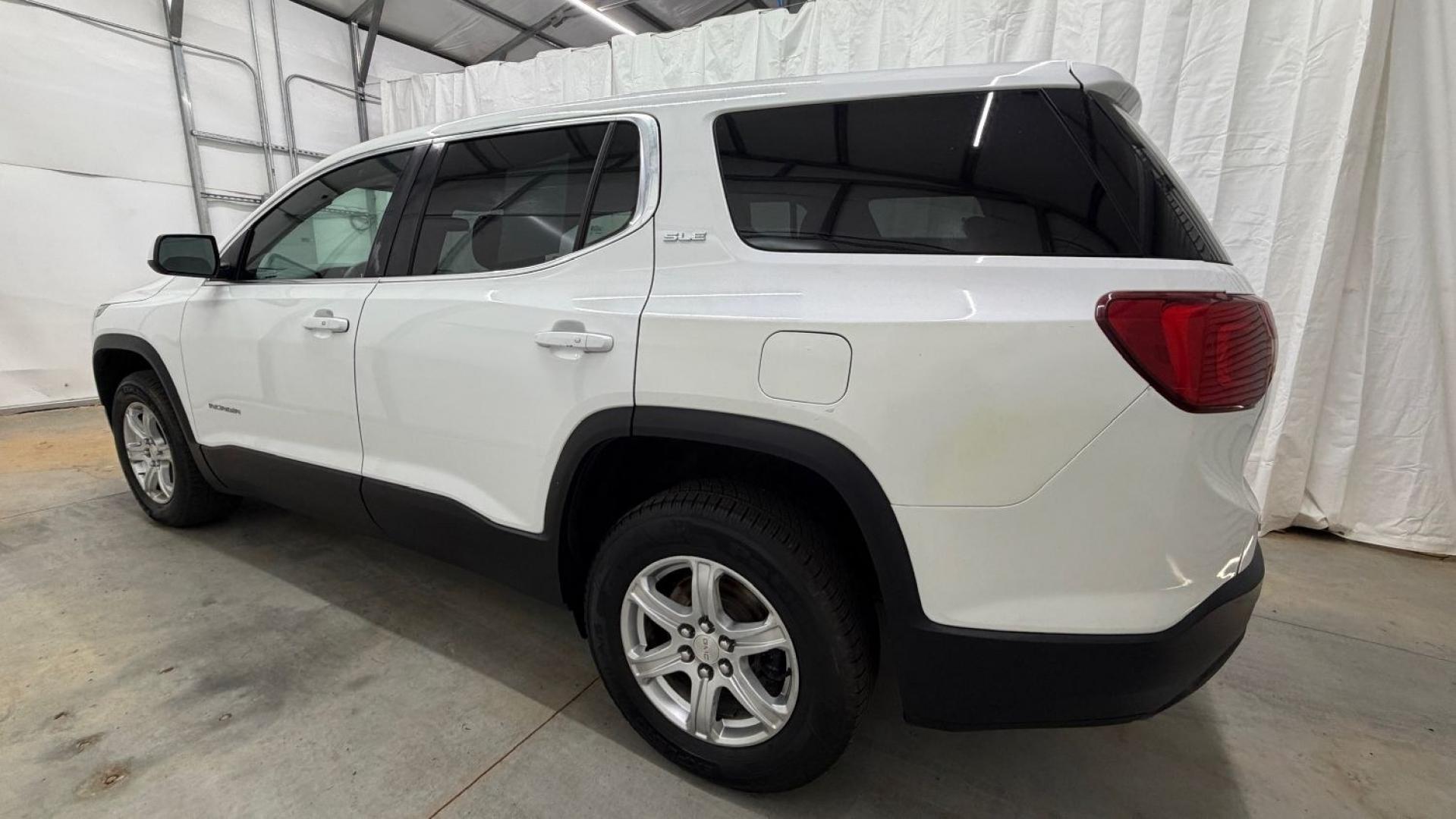 2017 White GMC Acadia SLE-1 (1GKKNKLA1HZ) with an 2.5L I-4 gasoline direct injection engine, located at 1806 Veterans Memorial Hwy SW, Austell, GA, 30168, (770) 944-9558, 33.817959, -84.606987- Photo#2