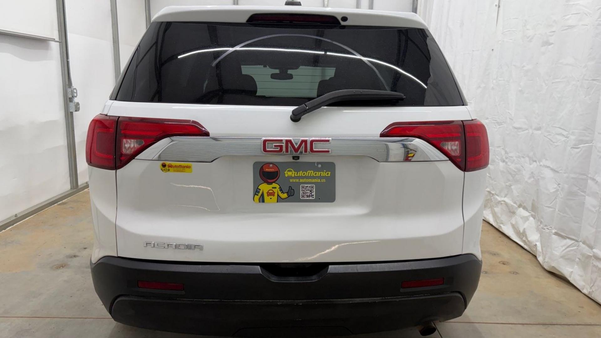 2017 White GMC Acadia SLE-1 (1GKKNKLA1HZ) with an 2.5L I-4 gasoline direct injection engine, located at 1806 Veterans Memorial Hwy SW, Austell, GA, 30168, (770) 944-9558, 33.817959, -84.606987- Photo#4