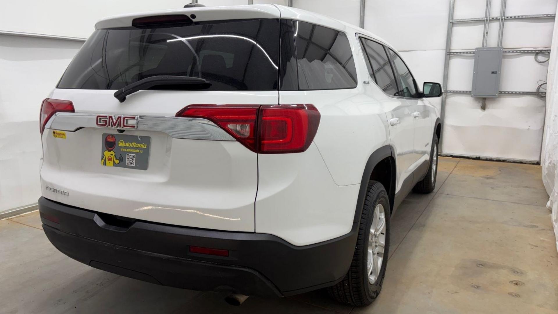 2017 White GMC Acadia SLE-1 (1GKKNKLA1HZ) with an 2.5L I-4 gasoline direct injection engine, located at 1806 Veterans Memorial Hwy SW, Austell, GA, 30168, (770) 944-9558, 33.817959, -84.606987- Photo#5