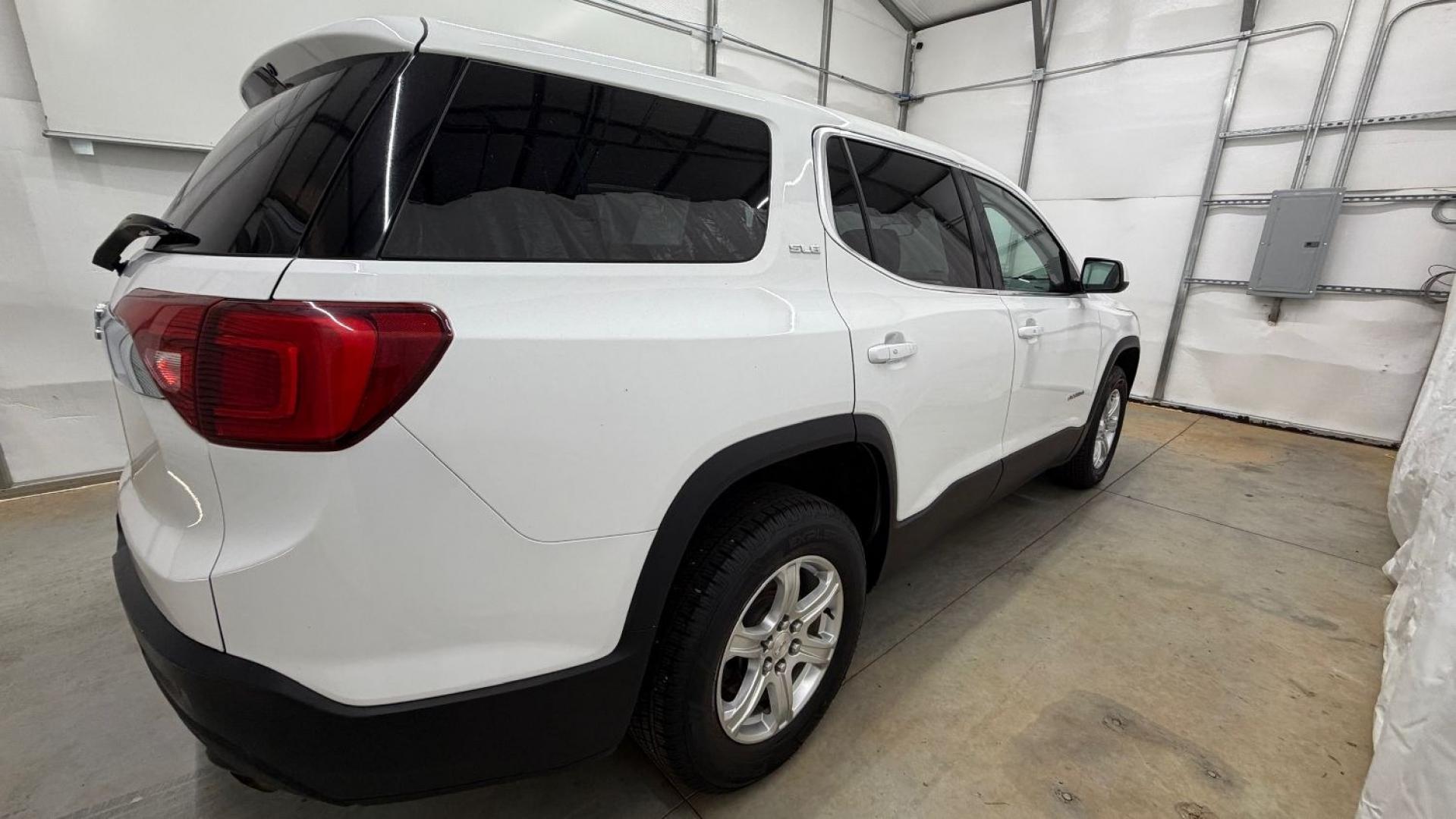 2017 White GMC Acadia SLE-1 (1GKKNKLA1HZ) with an 2.5L I-4 gasoline direct injection engine, located at 1806 Veterans Memorial Hwy SW, Austell, GA, 30168, (770) 944-9558, 33.817959, -84.606987- Photo#6