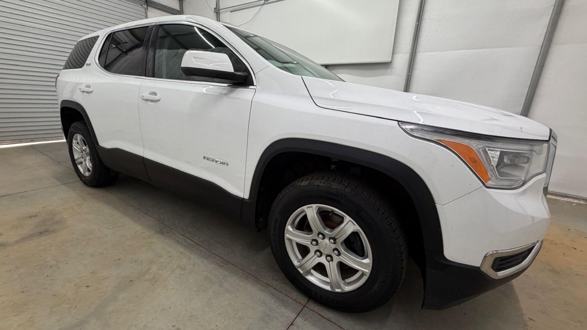 2017 White GMC Acadia SLE-1 (1GKKNKLA1HZ) with an 2.5L I-4 gasoline direct injection engine, located at 1806 Veterans Memorial Hwy SW, Austell, GA, 30168, (770) 944-9558, 33.817959, -84.606987- Photo#7