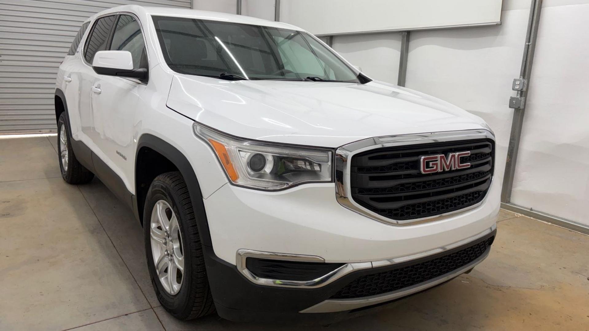 2017 White GMC Acadia SLE-1 (1GKKNKLA1HZ) with an 2.5L I-4 gasoline direct injection engine, located at 1806 Veterans Memorial Hwy SW, Austell, GA, 30168, (770) 944-9558, 33.817959, -84.606987- Photo#8