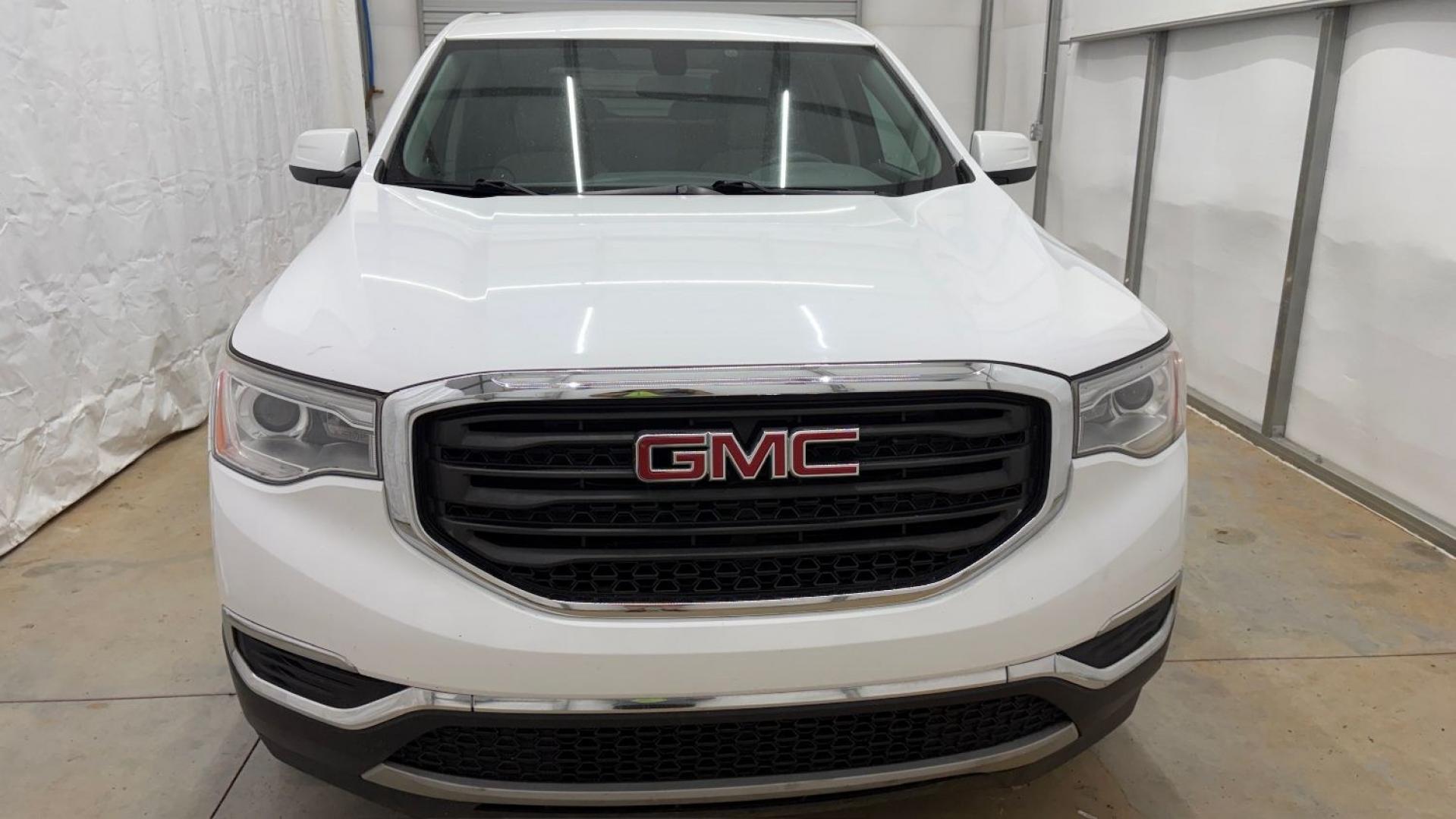 2017 White GMC Acadia SLE-1 (1GKKNKLA1HZ) with an 2.5L I-4 gasoline direct injection engine, located at 1806 Veterans Memorial Hwy SW, Austell, GA, 30168, (770) 944-9558, 33.817959, -84.606987- Photo#9