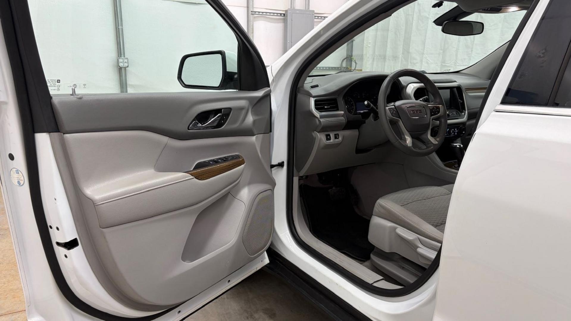 2017 White GMC Acadia SLE-1 (1GKKNKLA1HZ) with an 2.5L I-4 gasoline direct injection engine, located at 1806 Veterans Memorial Hwy SW, Austell, GA, 30168, (770) 944-9558, 33.817959, -84.606987- Photo#10