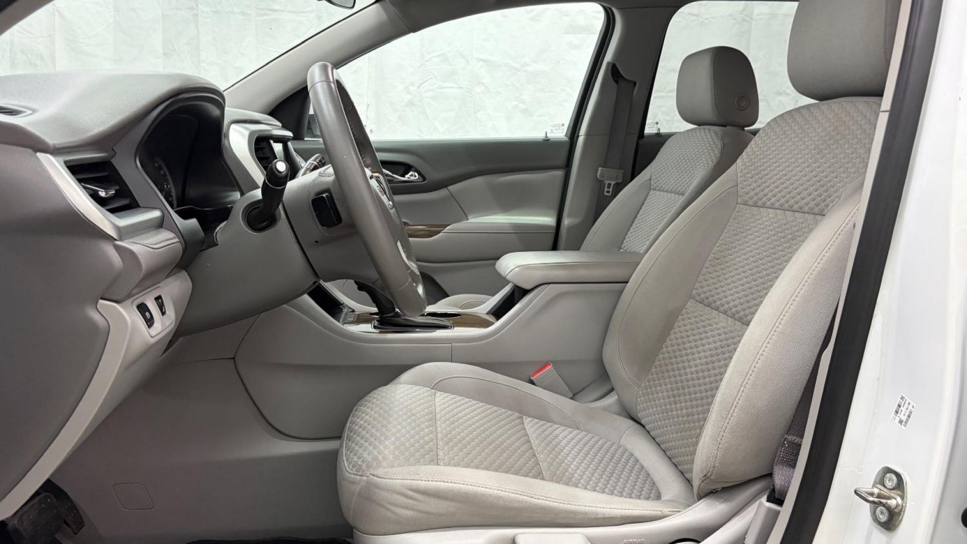 2017 White GMC Acadia SLE-1 (1GKKNKLA1HZ) with an 2.5L I-4 gasoline direct injection engine, located at 1806 Veterans Memorial Hwy SW, Austell, GA, 30168, (770) 944-9558, 33.817959, -84.606987- Photo#11