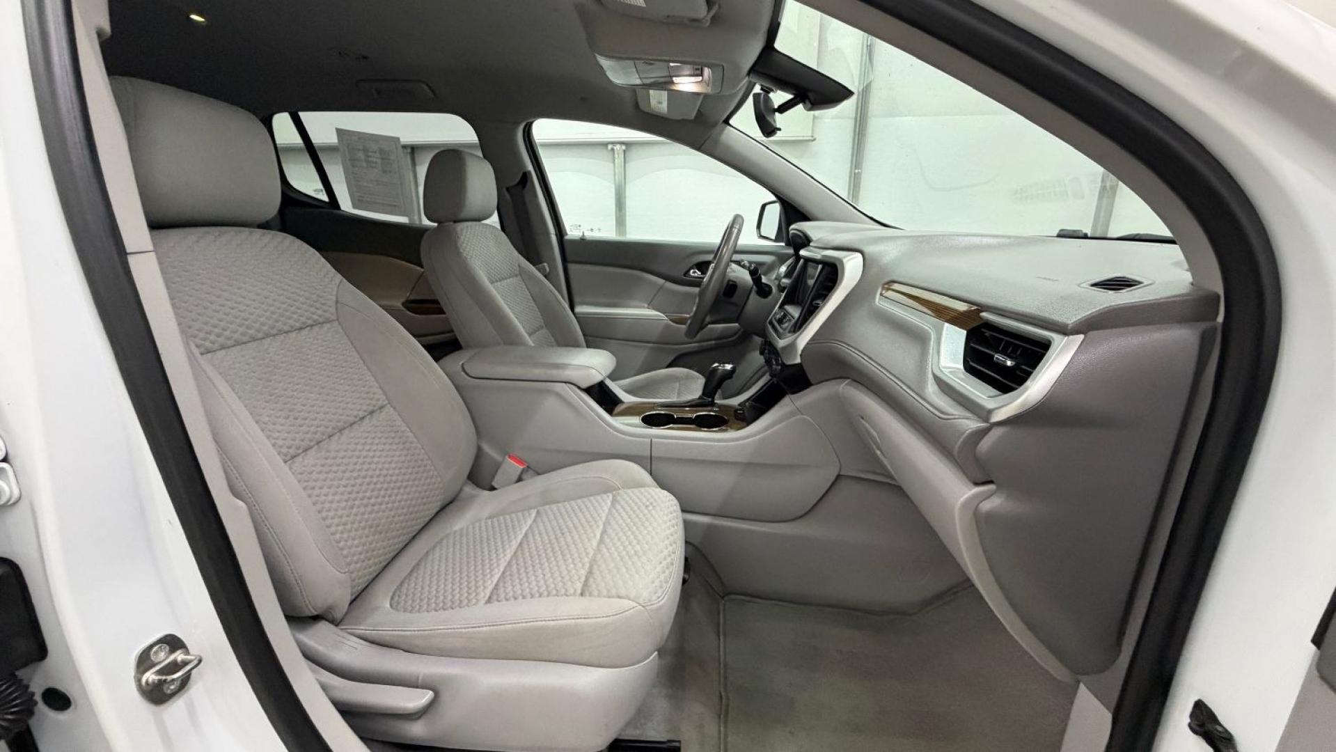 2017 White GMC Acadia SLE-1 (1GKKNKLA1HZ) with an 2.5L I-4 gasoline direct injection engine, located at 1806 Veterans Memorial Hwy SW, Austell, GA, 30168, (770) 944-9558, 33.817959, -84.606987- Photo#18