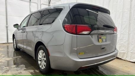2018 Silver Chrysler Pacifica Touring Plus (2C4RC1FG8JR) with an 3.6L V-6 DOHC engine, located at 1806 Veterans Memorial Hwy SW, Austell, GA, 30168, (770) 944-9558, 33.817959, -84.606987 - Photo#3