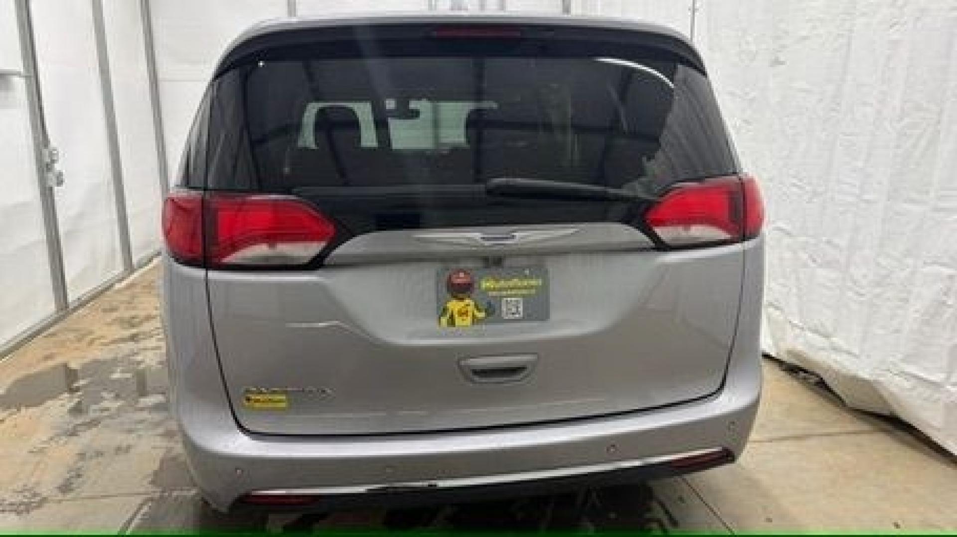 2018 Silver Chrysler Pacifica Touring Plus (2C4RC1FG8JR) with an 3.6L V-6 DOHC engine, located at 1806 Veterans Memorial Hwy SW, Austell, GA, 30168, (770) 944-9558, 33.817959, -84.606987 - Photo#4