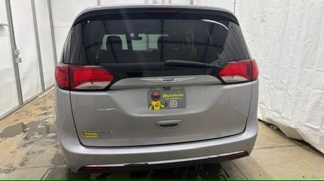 2018 Silver Chrysler Pacifica Touring Plus (2C4RC1FG8JR) with an 3.6L V-6 DOHC engine, located at 1806 Veterans Memorial Hwy SW, Austell, GA, 30168, (770) 944-9558, 33.817959, -84.606987 - Photo#4