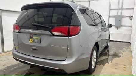 2018 Silver Chrysler Pacifica Touring Plus (2C4RC1FG8JR) with an 3.6L V-6 DOHC engine, located at 1806 Veterans Memorial Hwy SW, Austell, GA, 30168, (770) 944-9558, 33.817959, -84.606987 - Photo#5