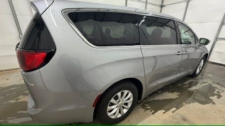 2018 Silver Chrysler Pacifica Touring Plus (2C4RC1FG8JR) with an 3.6L V-6 DOHC engine, located at 1806 Veterans Memorial Hwy SW, Austell, GA, 30168, (770) 944-9558, 33.817959, -84.606987 - Photo#6