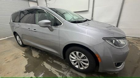 2018 Silver Chrysler Pacifica Touring Plus (2C4RC1FG8JR) with an 3.6L V-6 DOHC engine, located at 1806 Veterans Memorial Hwy SW, Austell, GA, 30168, (770) 944-9558, 33.817959, -84.606987 - Photo#7
