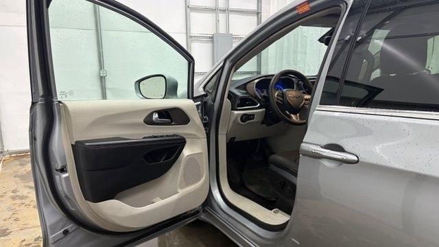 2018 Silver Chrysler Pacifica Touring Plus (2C4RC1FG8JR) with an 3.6L V-6 DOHC engine, located at 1806 Veterans Memorial Hwy SW, Austell, GA, 30168, (770) 944-9558, 33.817959, -84.606987 - Photo#10