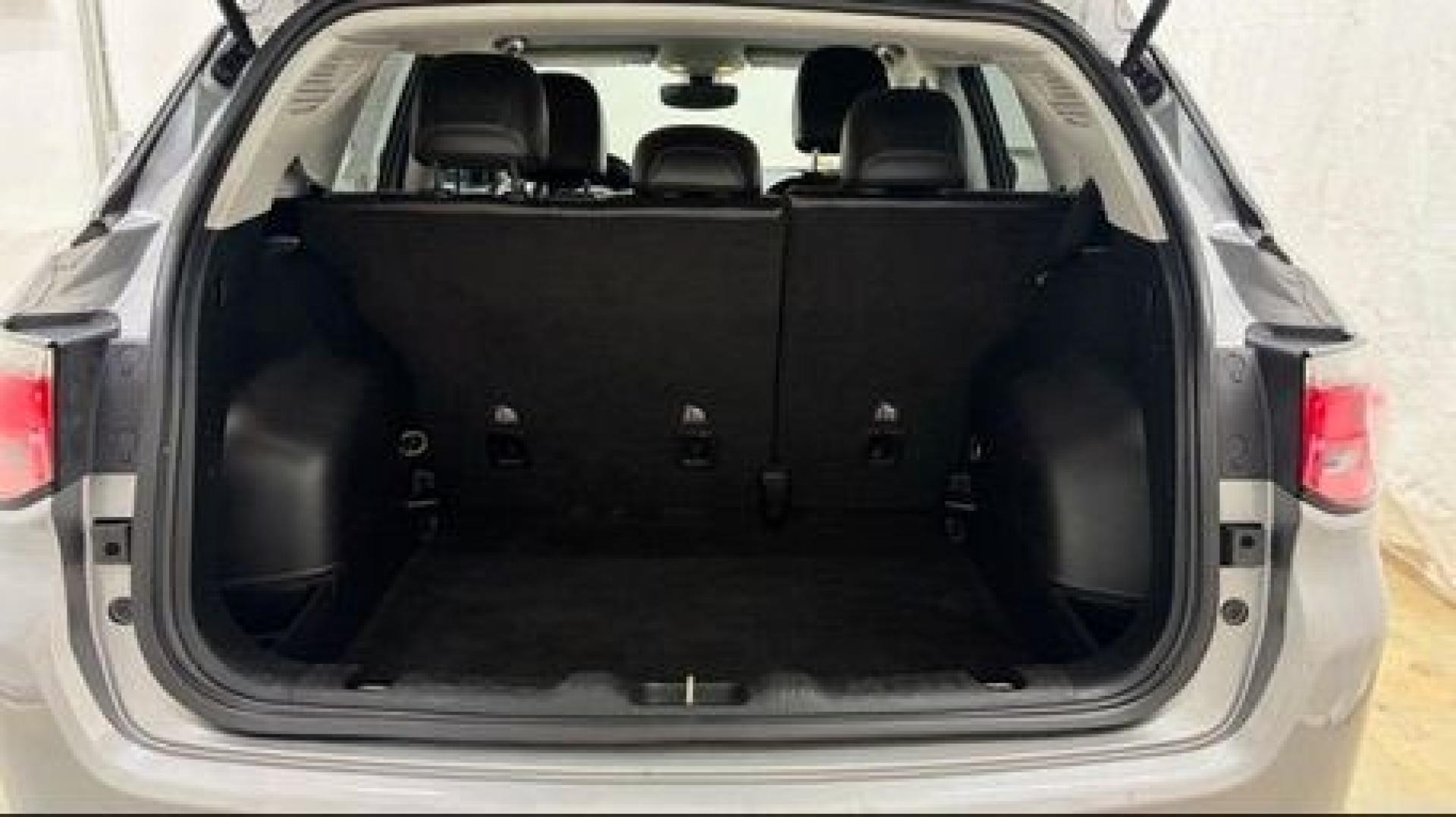 2019 Silver Jeep Compass Latitude FWD (3C4NJCBB2KT) with an 2.4L I-4 variable valve control engine, located at 1806 Veterans Memorial Hwy SW, Austell, GA, 30168, (770) 944-9558, 33.817959, -84.606987 - Photo#17