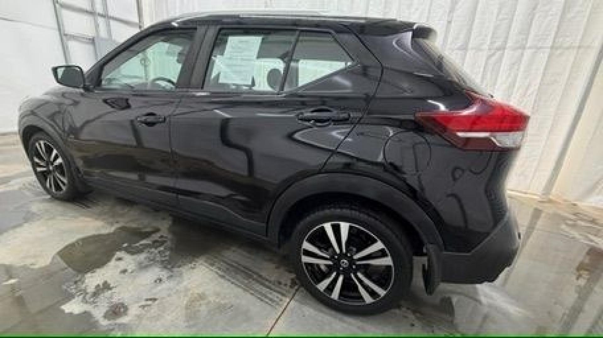 2020 Black Nissan Kicks SV Xtronic CVT (3N1CP5CV3LL) with an 1.6L I-4 DOHC engine, located at 1806 Veterans Memorial Hwy SW, Austell, GA, 30168, (770) 944-9558, 33.817959, -84.606987- Photo#2
