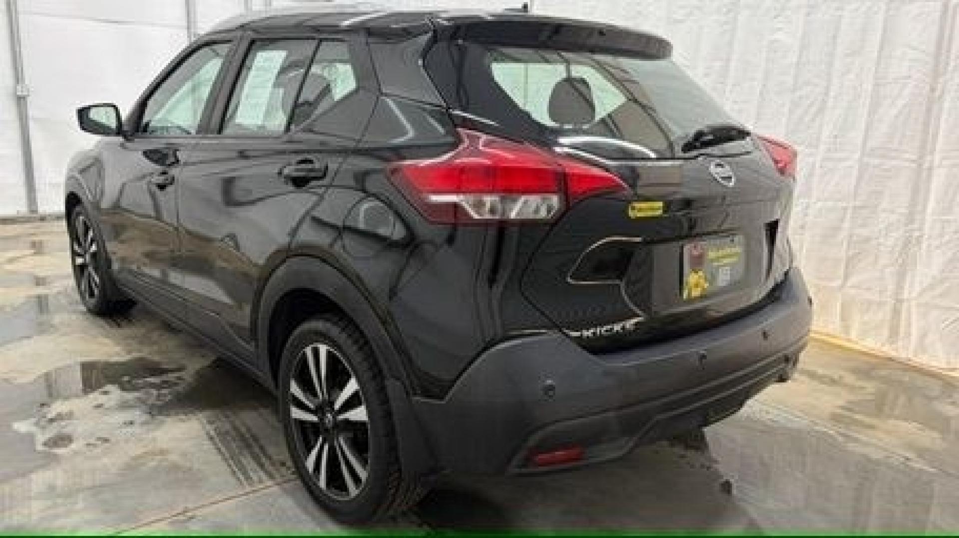 2020 Black Nissan Kicks SV Xtronic CVT (3N1CP5CV3LL) with an 1.6L I-4 DOHC engine, located at 1806 Veterans Memorial Hwy SW, Austell, GA, 30168, (770) 944-9558, 33.817959, -84.606987- Photo#3