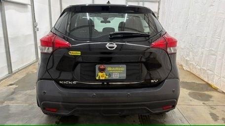 2020 Black Nissan Kicks SV Xtronic CVT (3N1CP5CV3LL) with an 1.6L I-4 DOHC engine, located at 1806 Veterans Memorial Hwy SW, Austell, GA, 30168, (770) 944-9558, 33.817959, -84.606987 - Photo#4