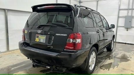 2005 Black Toyota Highlander V6 | Limited V6 (JTEDP21A150) with an 3.3L V-6 DOHC engine, located at 1806 Veterans Memorial Hwy SW, Austell, GA, 30168, (770) 944-9558, 33.817959, -84.606987 - Photo#5