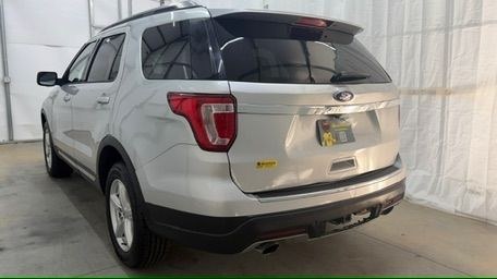 2018 Silver Ford Explorer XLT (1FM5K7DH7JG) , located at 1806 Veterans Memorial Hwy SW, Austell, GA, 30168, (770) 944-9558, 33.817959, -84.606987- Photo#3