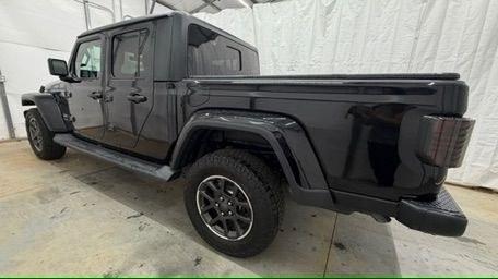 2020 Black Jeep Gladiator Overland 4x4 (1C6HJTFGXLL) with an 3.6L V-6 DOHC engine, located at 1806 Veterans Memorial Hwy SW, Austell, GA, 30168, (770) 944-9558, 33.817959, -84.606987- Photo#2