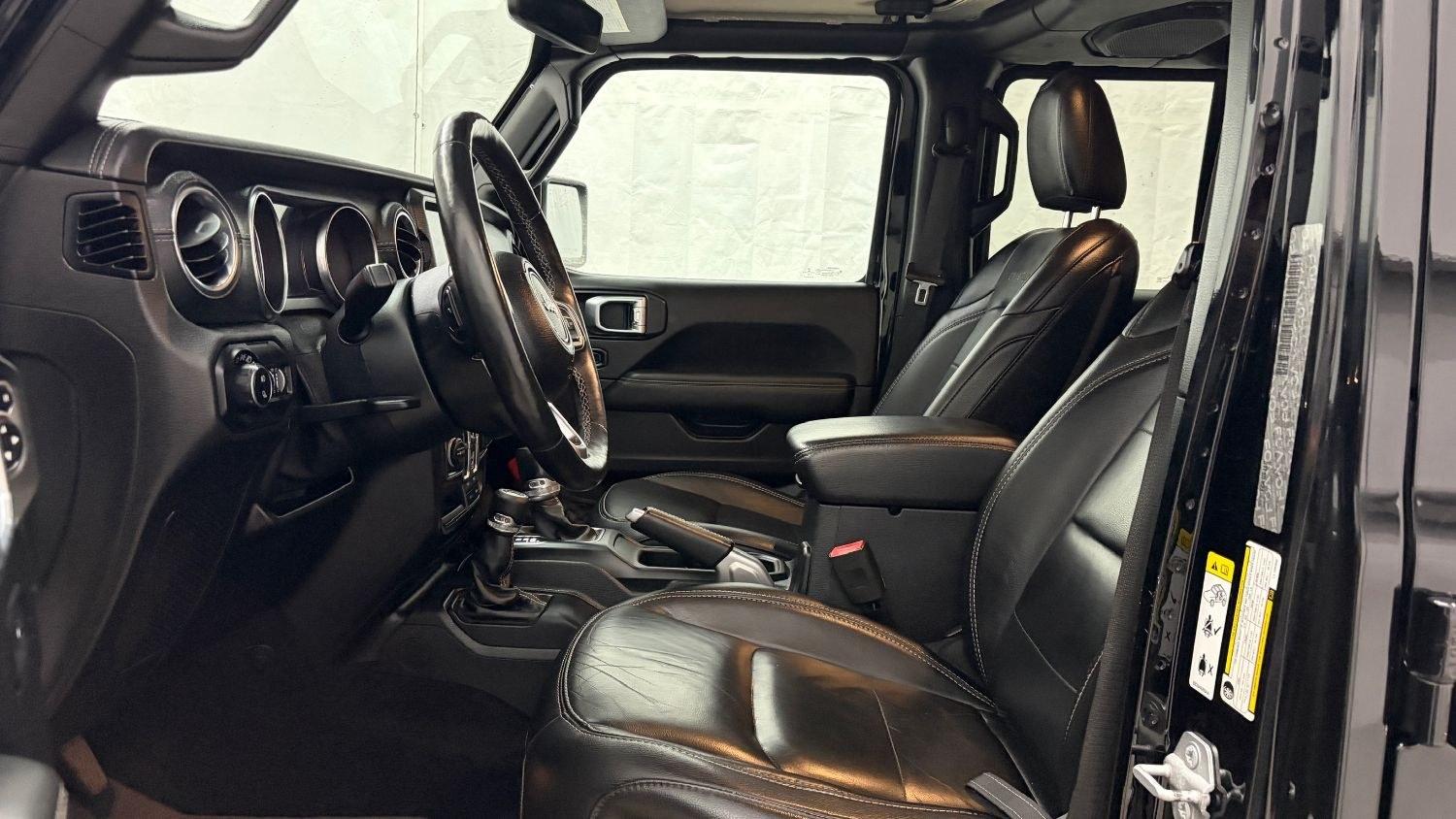 2020 Black Jeep Gladiator Overland 4x4 (1C6HJTFGXLL) with an 3.6L V-6 DOHC engine, located at 1806 Veterans Memorial Hwy SW, Austell, GA, 30168, (770) 944-9558, 33.817959, -84.606987- Photo#11
