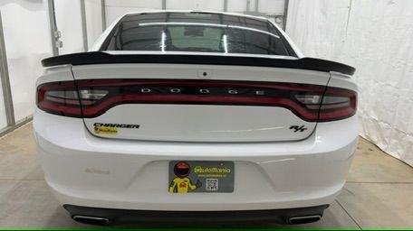 2017 White Dodge Charger R/T RWD (2C3CDXCT1HH) with an HEMI 5.7L V-8 regula engine, located at 1806 Veterans Memorial Hwy SW, Austell, GA, 30168, (770) 944-9558, 33.817959, -84.606987 - This 2017 Dodge Charger R/T delivers serious muscle-sedan performance wrapped in a clean White exterior. Under the hood is a powerful 370-hp 5.7L HEMI V8 paired with a smooth automatic transmission and rear-wheel drive, giving you the aggressive acceleration and confident handling the R/T trim is kn- Photo#4
