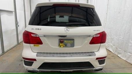 2016 White Mercedes-Benz GL 550 4MATIC (4JGDF7DE8GA) with an 4.7L V-8 gasoline direct injection engine, located at 1806 Veterans Memorial Hwy SW, Austell, GA, 30168, (770) 944-9558, 33.817959, -84.606987 - Why Choose Automania? At Automania, we make car buying easy and stress-free, with over 20 years serving Austell, GA and the surrounding communities. WE FINANCE GOOD AND NOT SO GOOD CREDIT, we work with all credit types, and every vehicle comes with a free vehicle history report so you know its backg- Photo#4