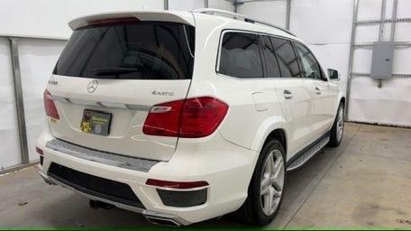 2016 White Mercedes-Benz GL 550 4MATIC (4JGDF7DE8GA) with an 4.7L V-8 gasoline direct injection engine, located at 1806 Veterans Memorial Hwy SW, Austell, GA, 30168, (770) 944-9558, 33.817959, -84.606987 - Why Choose Automania? At Automania, we make car buying easy and stress-free, with over 20 years serving Austell, GA and the surrounding communities. WE FINANCE GOOD AND NOT SO GOOD CREDIT, we work with all credit types, and every vehicle comes with a free vehicle history report so you know its backg- Photo#5