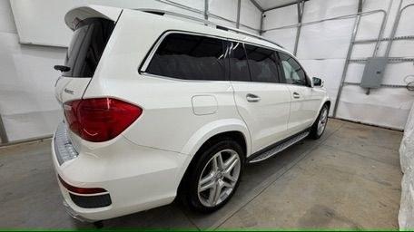 2016 White Mercedes-Benz GL 550 4MATIC (4JGDF7DE8GA) with an 4.7L V-8 gasoline direct injection engine, located at 1806 Veterans Memorial Hwy SW, Austell, GA, 30168, (770) 944-9558, 33.817959, -84.606987 - Why Choose Automania? At Automania, we make car buying easy and stress-free, with over 20 years serving Austell, GA and the surrounding communities. WE FINANCE GOOD AND NOT SO GOOD CREDIT, we work with all credit types, and every vehicle comes with a free vehicle history report so you know its backg- Photo#6