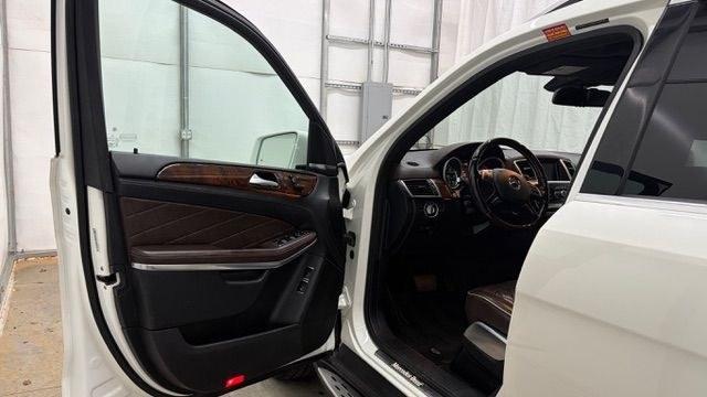 2016 White Mercedes-Benz GL 550 4MATIC (4JGDF7DE8GA) with an 4.7L V-8 gasoline direct injection engine, located at 1806 Veterans Memorial Hwy SW, Austell, GA, 30168, (770) 944-9558, 33.817959, -84.606987 - Why Choose Automania? At Automania, we make car buying easy and stress-free, with over 20 years serving Austell, GA and the surrounding communities. WE FINANCE GOOD AND NOT SO GOOD CREDIT, we work with all credit types, and every vehicle comes with a free vehicle history report so you know its backg- Photo#10