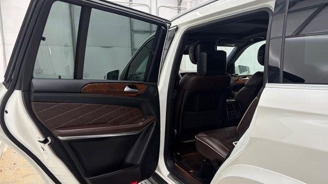 2016 White Mercedes-Benz GL 550 4MATIC (4JGDF7DE8GA) with an 4.7L V-8 gasoline direct injection engine, located at 1806 Veterans Memorial Hwy SW, Austell, GA, 30168, (770) 944-9558, 33.817959, -84.606987 - Why Choose Automania? At Automania, we make car buying easy and stress-free, with over 20 years serving Austell, GA and the surrounding communities. WE FINANCE GOOD AND NOT SO GOOD CREDIT, we work with all credit types, and every vehicle comes with a free vehicle history report so you know its backg- Photo#13