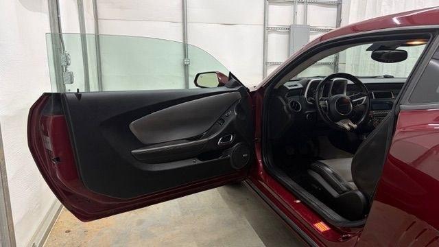 2010 Red Chevrolet Camaro 2LT (2G1FG1EV0A9) with an 3.6L V-6 gasoline direct injection engine, Manual transmission, located at 1806 Veterans Memorial Hwy SW, Austell, GA, 30168, (770) 944-9558, 33.817959, -84.606987- Photo#10