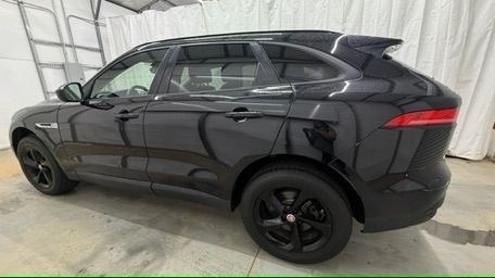 2017 Black Jaguar F-PACE 20d Premium (SADCJ2BN0HA) with an 2L I-4 diesel direct injection engine, located at 1806 Veterans Memorial Hwy SW, Austell, GA, 30168, (770) 944-9558, 33.817959, -84.606987- Photo#2